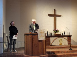 6631dd99c7fb408 Singer-Songwriter Joe Bennick und KV-Vorsitzender Boris Straub halten die Lesung im Festgottesdienst. Foto Petra Straub.jpg